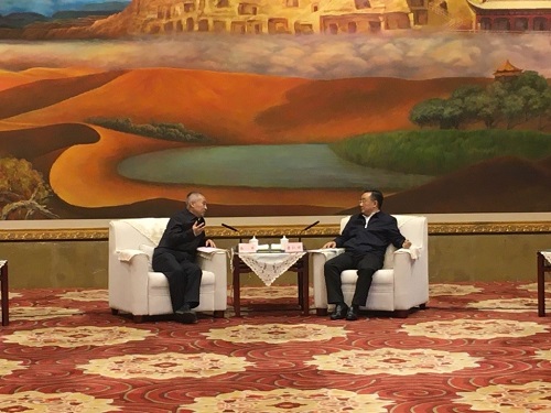 康仁健省長(zhǎng)與張平理事長(zhǎng)洽談.jpg
