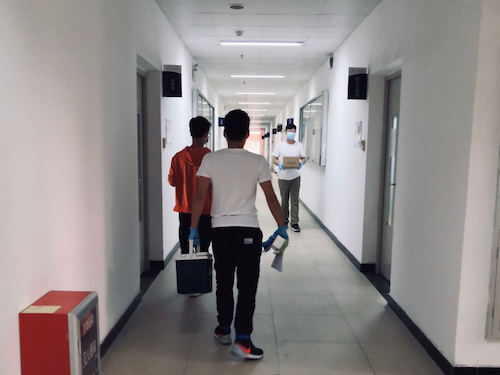 上周剛返校的老師實(shí)驗(yàn)室急需手套，上圖為老師剛從喀斯瑪廣醫(yī)倉儲領(lǐng)取兩盒手套，喀斯瑪工作人員隨老師去辦公室下單并配送 .png