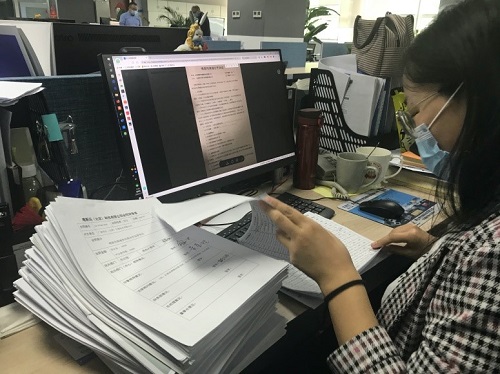 核對公司合同，過程枯燥卻沒有半分的大意.jpg