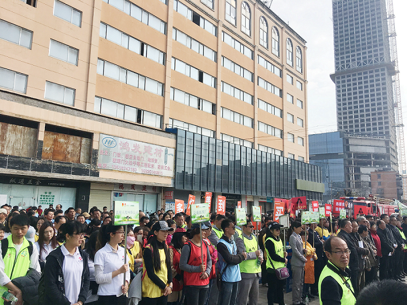 2017年3月5日，是我國第54個學雷鋒紀念日。3月份的春天萬物復蘇，百花齊放。陽光透過淡薄的云層照耀著大地，它的萬道金光愉快地普照著萬物。春風拂面,是那么清柔,那么親切,就像是雷鋒的精神一直溫暖著、鼓舞著我們!