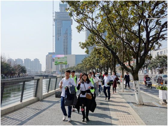 一路上，志愿者把&ldquo;學雷鋒踐行動 樹新風做好事 做志愿者&rdquo;的精神傳揚到大街小巷，把雷鋒為人民服務的志愿精神帶到城市的每個角落。